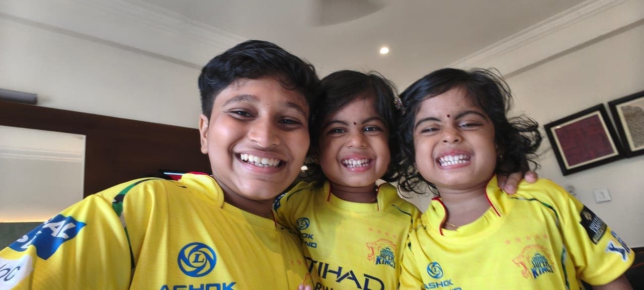 Siblings cheering in their CSK jerseys at Tuskaè